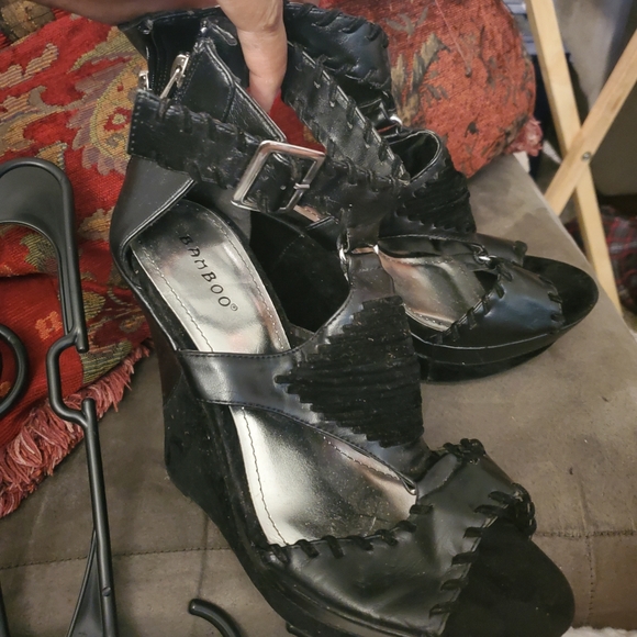 Bamboo Black wedge with zip up back. - Picture 4 of 4